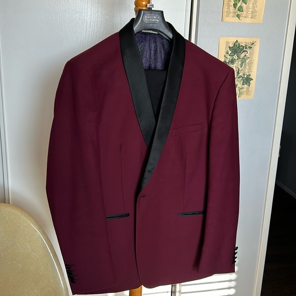 Two Piece Suit 44 R jacket and 38L pant . Good by with lining …Like new ..Maroon